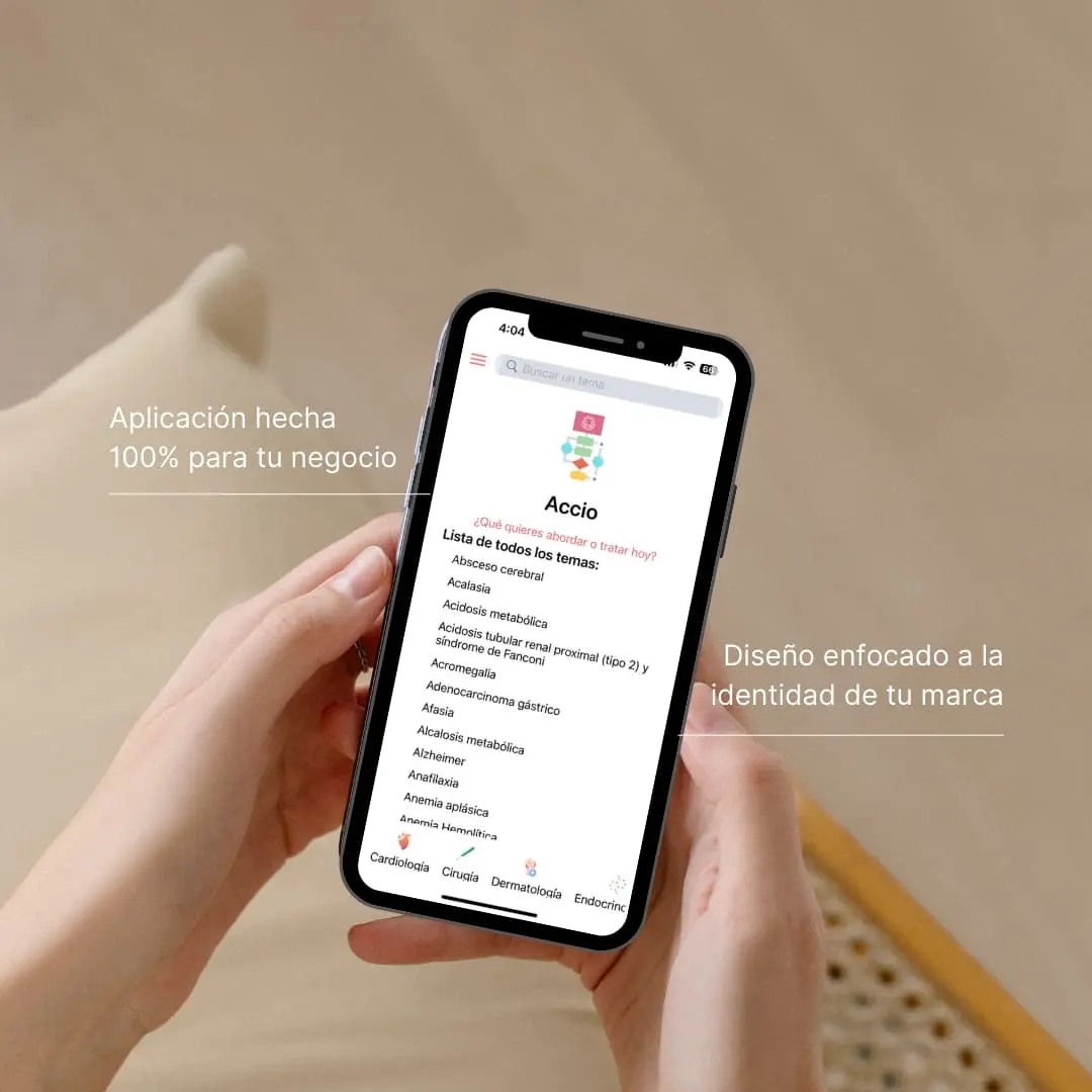 Accio APP mostrada desde un celular en las manos de una mujer